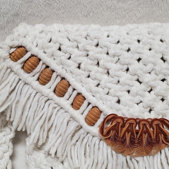 VINTAGE 60s Large White Crochet Wooden Beaded Whicker Eye Fringe Crossbody Purse - Picture 8 of 16